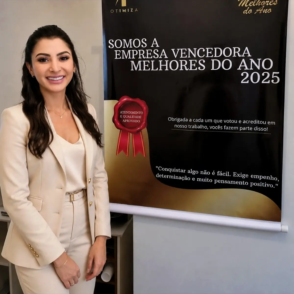 Dra. Caroline Carvalho ao lado do reconhecimento Melhores do Ano 2025